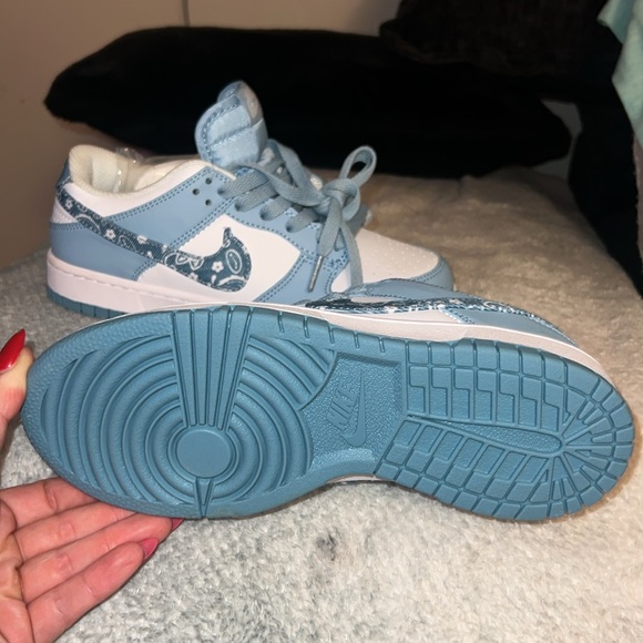 Brand new never worn women’s  ‘Blue Paisley’ Nike dunks - Picture 4 of 4